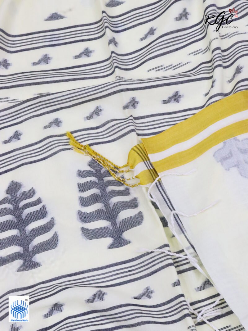 Off White Handloom Khadi Cotton Dhakai Jamdani Saree - Image 4
